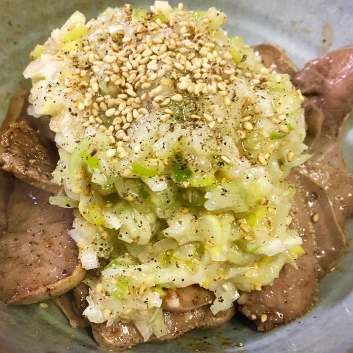 我が家で焼肉屋の味⁉︎ネギまみれ豚タン炒め!